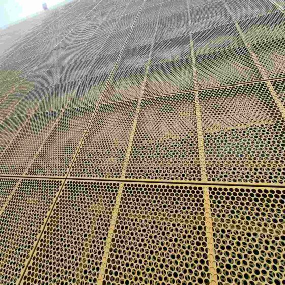 stěnové-obklady-z-hliníkových-panelů-a-lamel